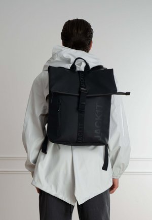 Zaino roll-top nero con finitura opaca, dotato di una tasca anteriore con zip e spallacci regolabili. Logo stampato sul lato.