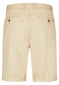 Beige Baumwollshorts mit geradem Schnitt, zwei Gesäßtaschen mit Knöpfen und umgeschlagenen Säumen. Glatte Textur, schlichtes Design und minimale Details.