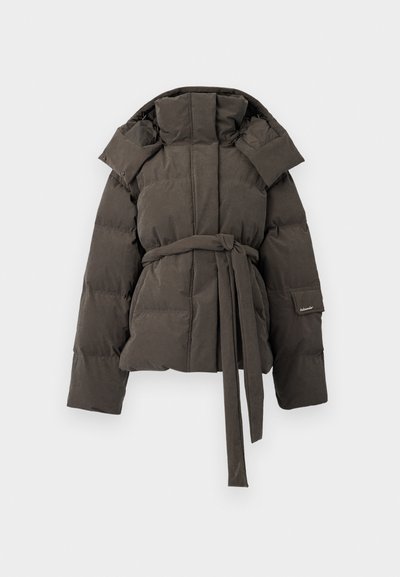 Dunjacka i mörkgrått, med bälte i midjan, överdimensionerad krage och quiltad stoppning. Slät yta, inga synliga mönster eller metallföremål.