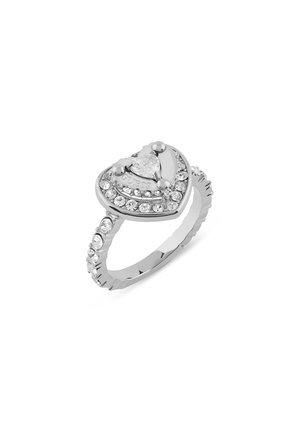 Bague en argent en forme de cœur avec une pierre claire centrale, entourée de plus petits strass clairs sur le bandeau et le sertissage pour plus d'éclat.