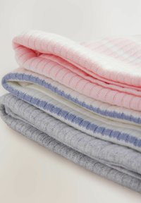 Una pila di quattro asciugamani, nei colori rosa, bianco, blu e grigio. Tessuto a coste con leggere strisce sottili sui bordi.