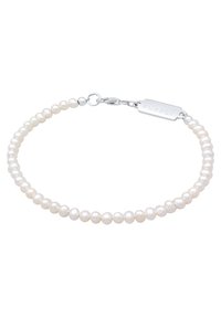 Pulsera de perlas blancas compuesta por pequeñas perlas redondas ensartadas, con un cierre de plata y una etiqueta rectangular grabada con "Kuzzoi".