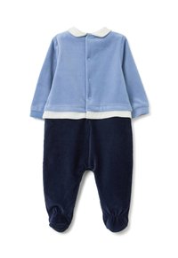 Parte superior de forro polar azul con cuello blanco, combinada con pantalones de pana azul marino. Cierres de presión en la parte trasera, tobillos fruncidos en los pantalones.