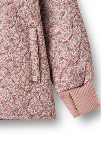 Kurtka pikowana w miękkim różowym kolorze z kwiatowym wzorem, z mankietami ściąganymi na żebrowanym ściągaczu i boczną kieszenią z małą metką z logo.