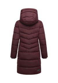 Bordeaux pufferjas met capuchon, voorzien van chevronsynthetische stiknaden, lange mouwen en een logopatch nabij de zoom. Glad textuur met een matte afwerking.