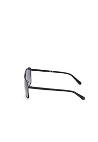 Gafas de sol negras con un diseño elegante y angular, lentes grises en degradado y varillas negras delgadas y rectas. Sin logotipos ni acentos visibles.