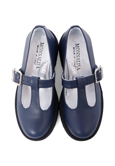 Scarpe di pelle navy con design a T-bar, fibbia argentata e soletta imbottita. Presentano una suola in gomma nera e accenti perforati vicino alla punta.