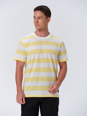 Camiseta de rayas amarillas y blancas, hecha de algodón suave, con cuello redondo y mangas cortas, de corte recto y con una etiqueta en el dobladillo.