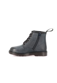 Stivaletto alla caviglia in pelle grigio scuro con chiusura frontale con lacci e cerniera laterale. Presenta una superficie testurizzata e una robusta suola in gomma nera.