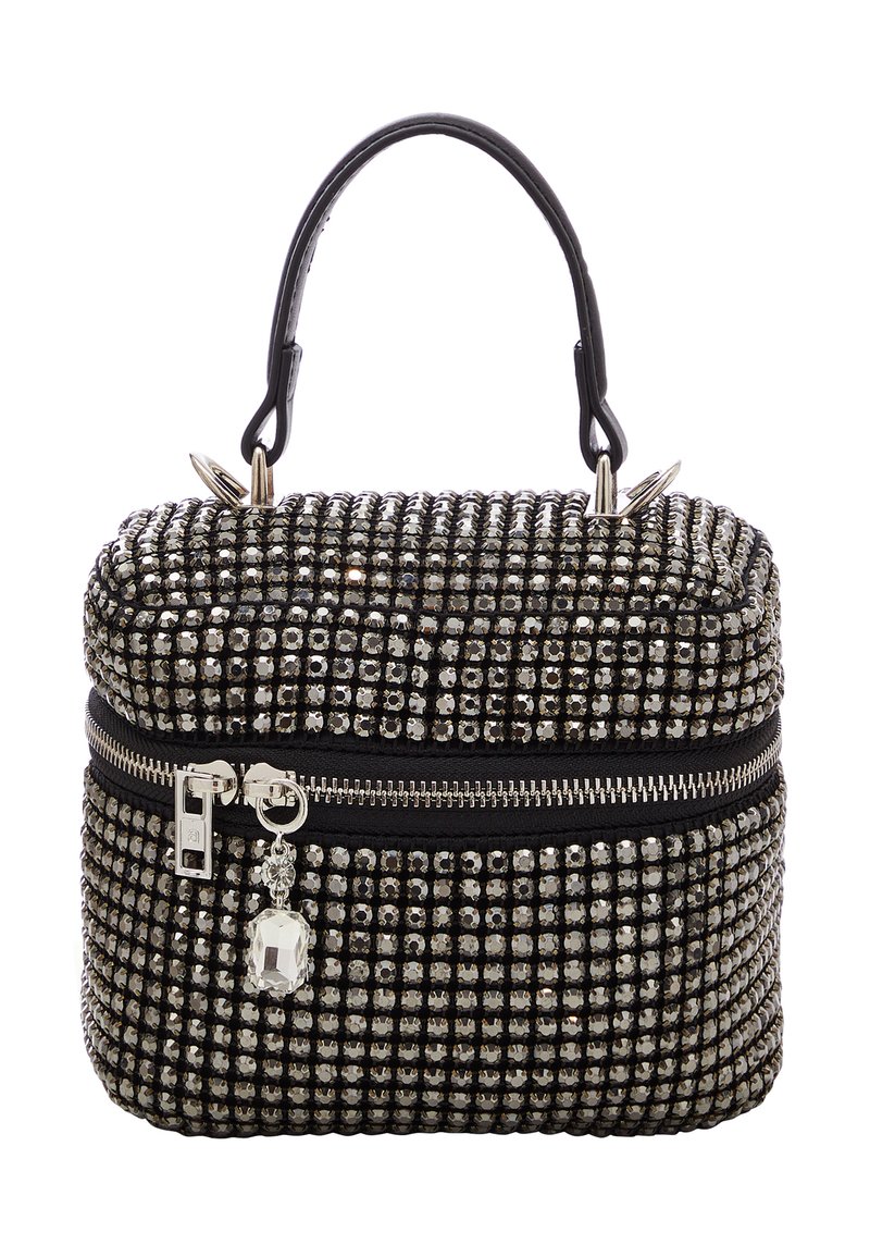 Borsa nera e argento decorata con strass, con manico superiore, chiusura a zip e un charm decorativo attaccato alla zip.
