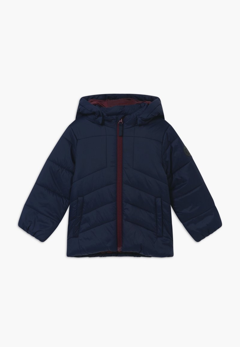Veste d'hiver pour enfants matelassée bleu marine avec capuche, fermeture éclair bordeaux, poches latérales et quilting en chevrons sur le devant.