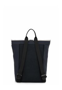 Zaino blu navy con un design testurizzato, spallacci doppi, maniglia superiore e un bordo superiore grigio a contrasto. Realizzato con materiali durevoli.