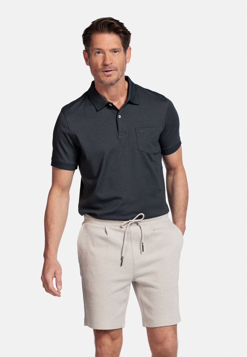 Donkergrijze polo met een kraag en zak, gecombineerd met lichtbeige shorts met een elastische tailleband en trekkoord.