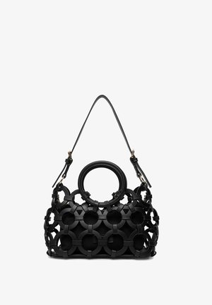 Černá kožená kabelka s velkými kruhovými výřezy, kulatými horními rukojeťmi a odnímatelným ramenním popruhem.