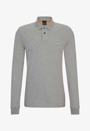 Hellgraues Poloshirt mit langen Ärmeln, zwei Knöpfen, gerippten Bündchen und kleinem "BOSS"-Logo auf der linken Brustseite.