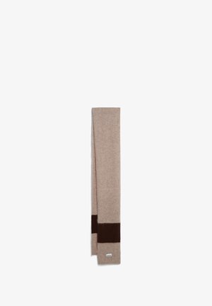 Beige wollen sjaal met een donkerbruine horizontale streep nabij één einde en een klein wit merketiket bevestigd aan de onderkant.