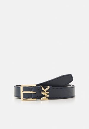 Zwarte leren riem met een gouden gesp en gouden "MK" logodetail op een witte achtergrond.