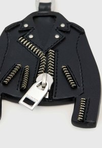 Czarny skórzany brelok w kształcie kurtki motocyklowej z srebrnymi suwakami i ćwiekami, szczegółowym przeszyciem oraz metalową zawieszką z napisem "ALLSAINTS".