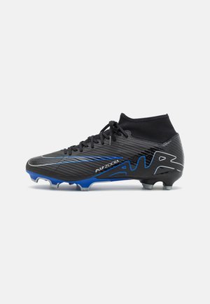 Chaussure de football noire et bleue avec chaussette haute au niveau de la cheville, lacets et semelle à crampons conçue pour les sports de plein air.