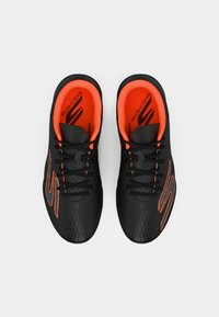 Zapatillas deportivas negras con una superficie texturada, acentos naranjas y cordones negros. Presentan un logotipo y un interior acolchado para mayor comodidad.