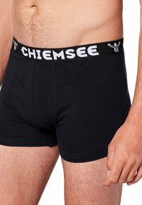 Boxer in cotone neri. Presentano un morbido elastico con la scritta "CHIEMSEE" in lettere bianche e una vestibilità aderente con una finitura liscia.