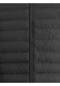 Schwarze gepolsterte Jacke mit horizontalem Steppdesign, ausgestattet mit einem zentralen Reißverschluss und einer glatten, weichen Textur.