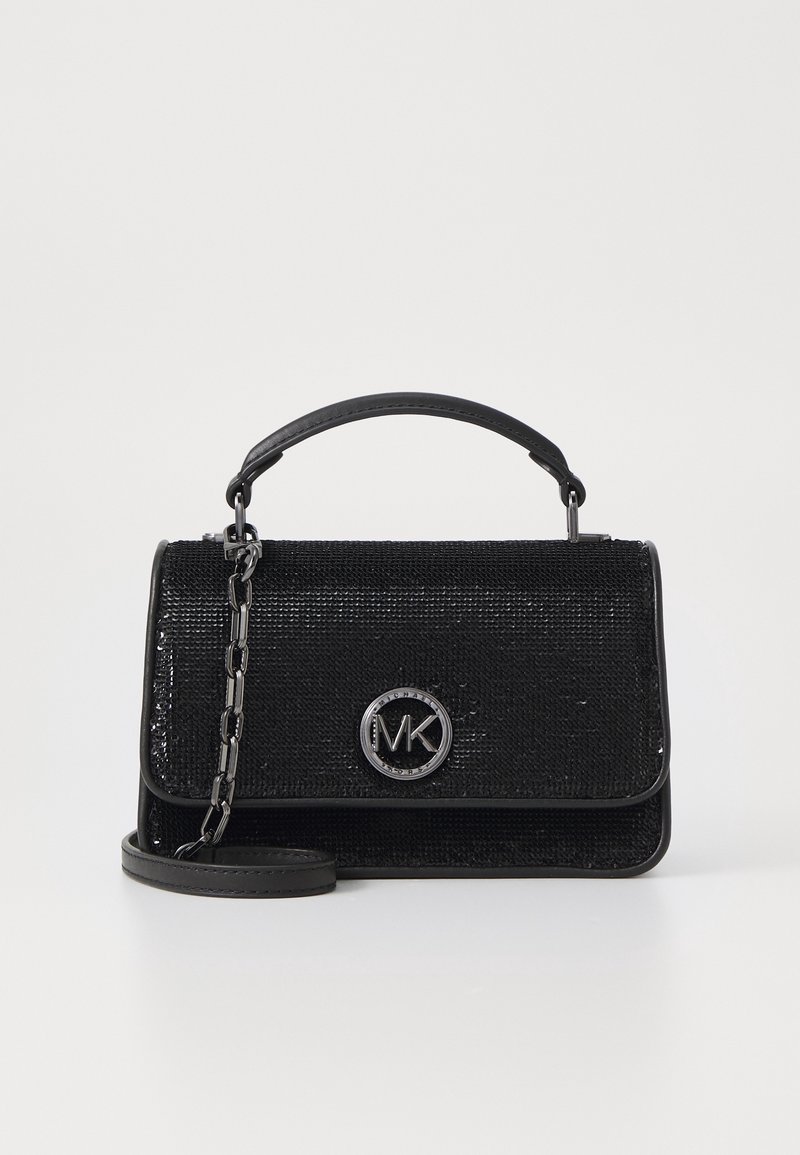 Borsa nera con superficie testurizzata, catena e tracolla in pelle, chiusura a patta magnetica, con un accento circolare in logo argento.
