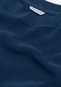 Maglione lavorato a maglia di colore blu navy con un motivo a onde testurizzato e un collo rotondo a costine, etichettato con un tag che recita "DAN JOHN."
