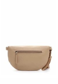 Bolso de mano de piel beige con forma redondeada, que presenta un bolsillo frontal con cremallera y un detalle de borlas en el lateral. Superficie texturizada con diseño minimalista.