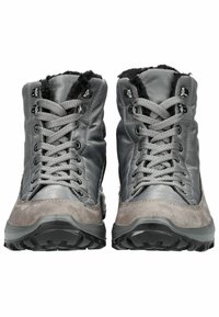 Botas de senderismo grises con una mezcla de materiales sintéticos lisos y gamuza, que cuentan con un collar acolchado, diseño con cordones y suela de goma texturizada.