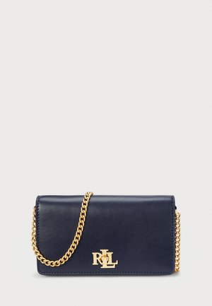 Pochette en cuir bleu marine avec bandoulière chaîne dorée et logo RL doré à l’avant, sur fond clair uni.