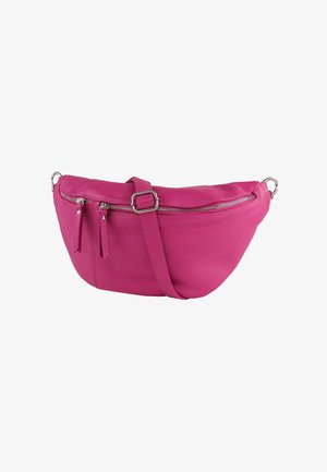 Roze leren handtas met een gebogen vorm, voorzien van een ritssluiting aan de bovenkant, twee voorzakken met rits en een verstelbare schouderriem voor crossbody gebruik.
