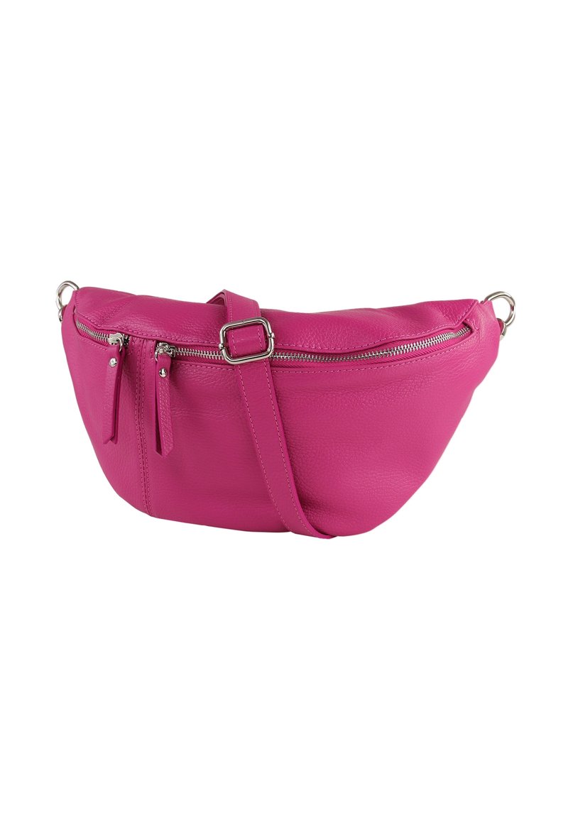Roze leren handtas met een gebogen vorm, voorzien van een ritssluiting aan de bovenkant, twee voorzakken met rits en een verstelbare schouderriem voor crossbody gebruik.