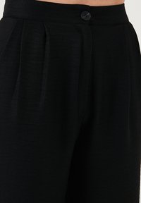 LELA REGULAR FIT - Broek - black