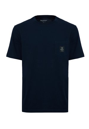 T-shirt a maniche corte blu navy con scollo rotondo e una piccola tasca frontale con un patch logo minimalista su sfondo bianco.