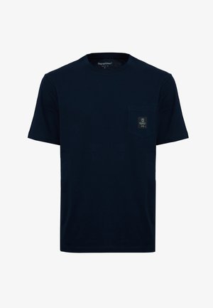 T-shirt a maniche corte blu navy con scollo rotondo e una piccola tasca frontale con un patch logo minimalista su sfondo bianco.