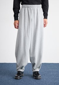 Nike Sportswear - CLUB FLEECE - Pantalon de survêtement - dark grey heather/light smoke grey/white Image miniature 1