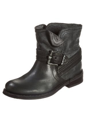 Bottine en cuir noir avec un revers plié, une bride décorative cousue et une boucle en argent sur le côté.