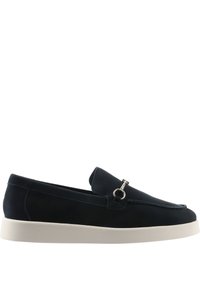 Navy suède instap schoenen met een zachte afwerking, voorzien van een decoratieve zilveren metalen lus en een witte rubberen zool voor contrast.