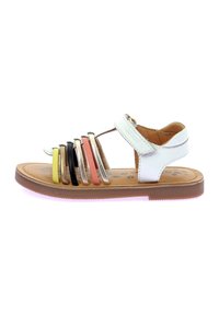 Sandalia blanca con tira trasera, múltiples bandas horizontales de colores y una plantilla marrón con un patrón simple. Suela plana con agarre texturizado.