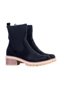 Bottines en suède noir avec des panneaux élastiques côtelés, talon block et semelle en caoutchouc dotée de rainures de traction. Couture contrastante autour de la semelle.