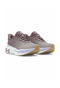 Atletiek schoenen in verzacht lavendel met een mesh bovenzijde, textuurdesign en een dikke witte tussenzool. Voorzien van een duurzame rubberen buitenzool.