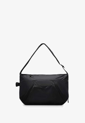 Saco preto de nylon com um design dobrável, uma alça longa e ajustável, múltiplos bolsos e um detalhe discreto do logo na parte da frente.