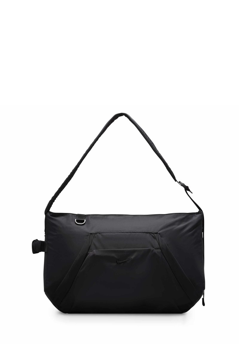 Zwarte nylon tas met een opvouwbaar ontwerp, een lange verstelbare schouderriem, meerdere vakken en een subtiele logo-detail op de voorkant.