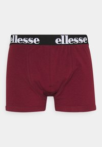 Burgunderfarbene Boxershorts aus weichem Stoff mit einem schwarzen Bund, der den weißen Markennamen "ellesse" auffällig aufgedruckt hat.