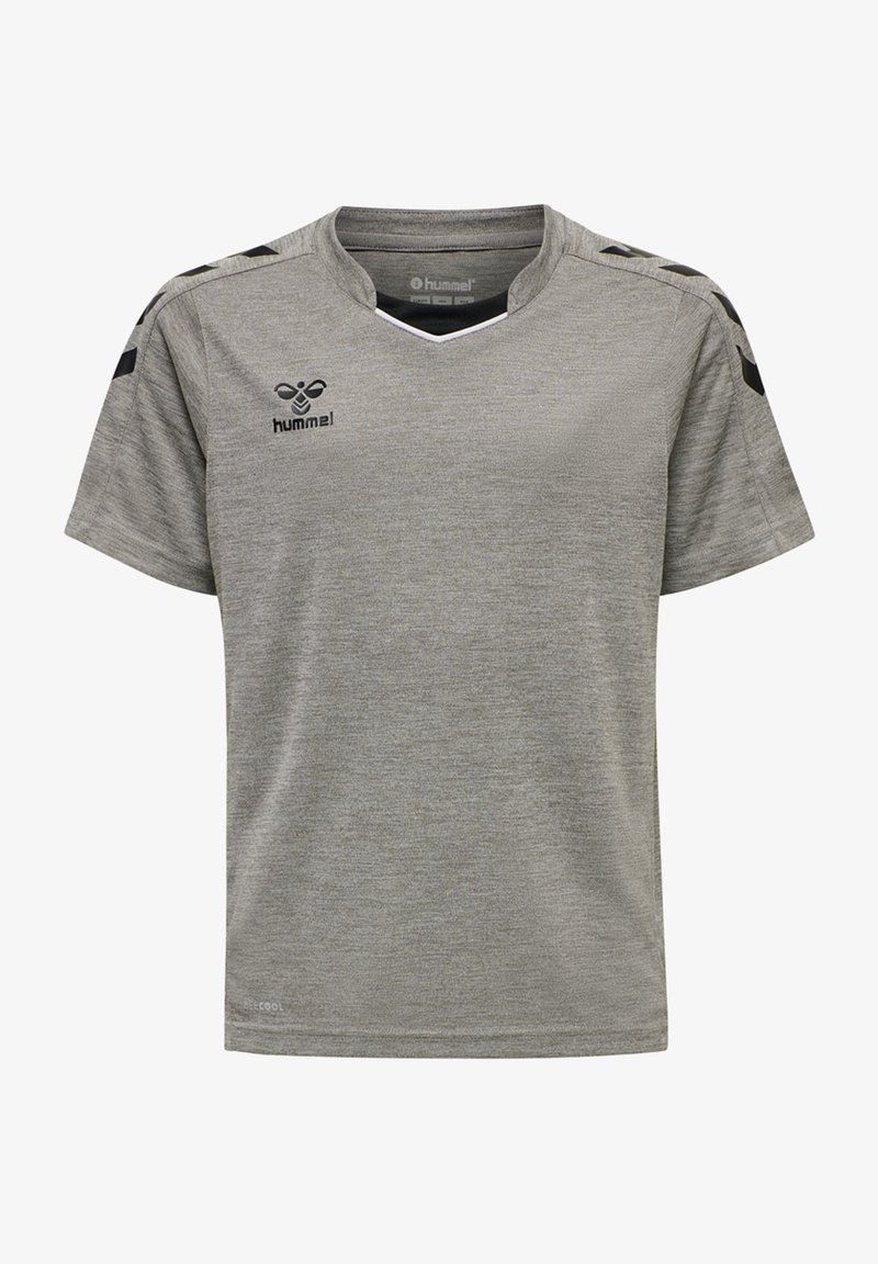 Grå kortærmet sportstrøje med V-hals, struktureret stof, logo på brystet og sorte detaljer på skuldrene.