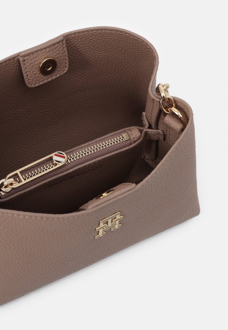 Tommy Hilfiger Umhängetasche - oat milk/offwhite - Zalando.de