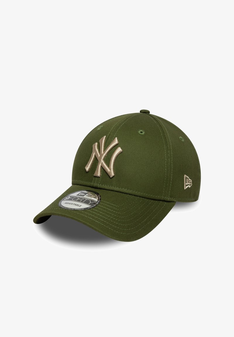 Olíva zöld állítható baseball sapka ívelt billenttyűvel, hangsúlyos bézs hímzett logóval és szellőzőlyukakkal.