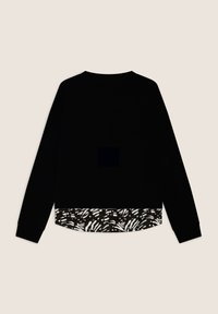 Felpa nera a maniche lunghe con orlo decorato da un motivo astratto bianco e nero; tessuto morbido; vestibilità classica con polsini a coste.