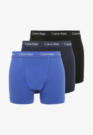 Drei Paar Calvin Klein Boxer-Shorts in Blau, Marineblau und Schwarz. Weiches Baumwollmaterial mit kontrastierenden weißen Logos am Bund.